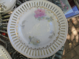 Gebaksbordje met pastel roze en witte rozen en ajour / opengewerkte rand