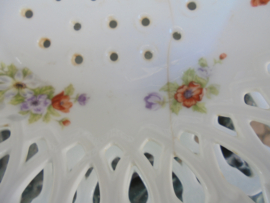 Oude wit porseleinen Fruittest op onderbord met bloemboeketjes / roosjes