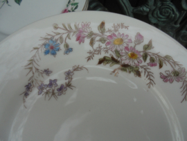 Dinerbord met bloemetjes tak met roze en licht blauwe bloemetjes