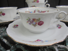 Kop en schotel Bareuther Bavaria met bloemboeketjes met oa roze roosjes