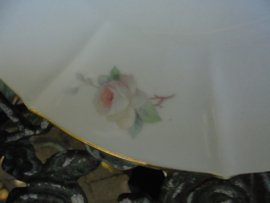 Art Deco gebakschaal met pastel bloemboeket met oa rozen