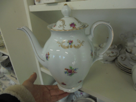Koffieservies vol bloemboeketjes met oa. roze roosjes en goudlusters