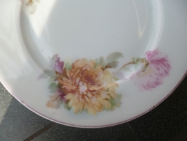 Oud gebaksbordje met Chrysant