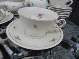 Koffieservies Mitterteich Bavaria met bloemboeketjes met oa. roze roosjes