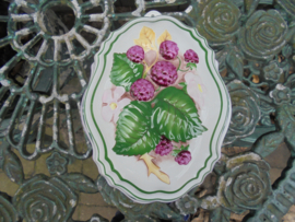 Puddingvorm met Bramen in frisse kleuren en een groene rand
