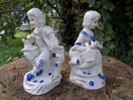 2 Barok beelden van man en vrouw in middeleeuwse kledij blauw/wit