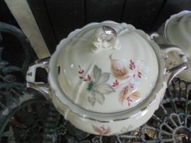 Soepterrine Edelstein Maria-Theresia met grijs / groene bloem en rood takje