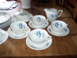 Melkkannetje Mosa met blauwe bloem / ribbel rand