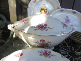 Windsor Bavaria Soepterrine met grote bloemboeketten met oa. roze pioen roos