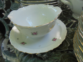 Groot Dinerservies KAHLA met roze roosjes en her en der gouden roosjes
