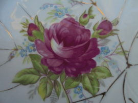Petit Four / Presenteerschaaltje met grote roze (pioen) roos en gouden nerfjes