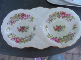 Engelse 2 vaks schaal Old Foley : Harmony Rose met roze roosjes / witte bloem