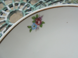 Kleine schaal op voet met bloemboeketjes / roze roosjes  voor bijv. bonbonnetjes