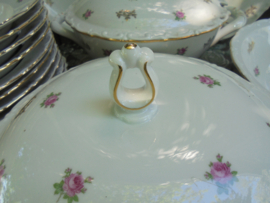 Groot Dinerservies KAHLA met roze roosjes en her en der gouden roosjes