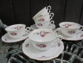 Ontbijtbordje Bareuther Bavaria met bloemboeketjes met oa roze roosjes