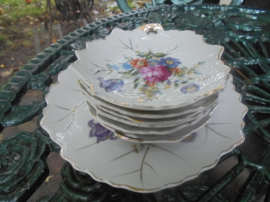 Bladvormig Petitfoursetje met bloemboeket / roos