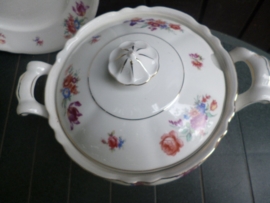 Soepterrine + Dekschaal Mitterteich Bavaria met grote bloemboeketten met oa. rose roos