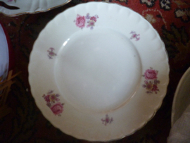Ontbijtbordje MOSA met gekartelde rand en bloemboeket met roze (pioen) roos en geel bloempje