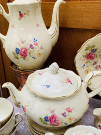 6 persoons Theeservies MOSA met licht roze roos, bloemboeket en eikeltje op het deksel  (ZELDZAAM!!)