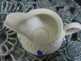 Melkkannetje MOSA met blauw bloemboeket en ribbel rand