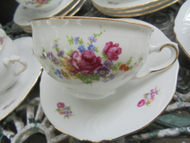Kop en schotel Bavaria met bloemboeketjes met oa. roze roosjes