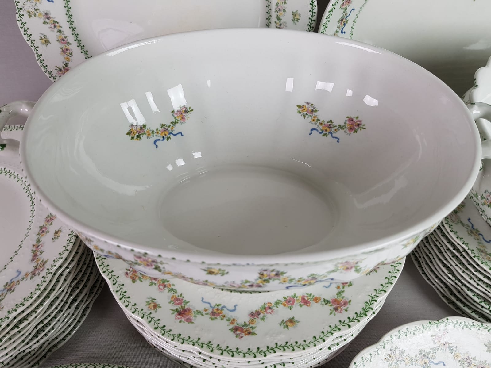Groot Engels Dinerservies met roze en gele roosjes guirlande