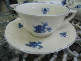 Kop en schotel Theeservies MOSA met blauw bloemboeket en blauw/grijs randje