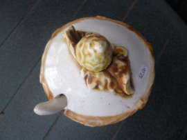 Wit Mosterpotje met lepeltje en eikeltjesknop en bloemen
