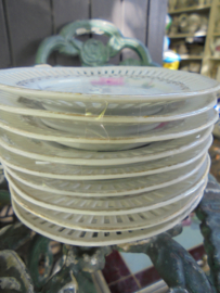 Gebaksbordje met pastel roze en witte rozen en ajour / opengewerkte rand
