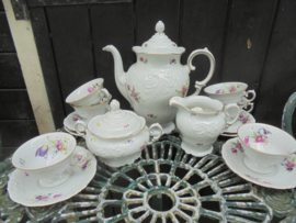 Koffieservies KPM met grote bloemboeketten met oa roze roos en tulp