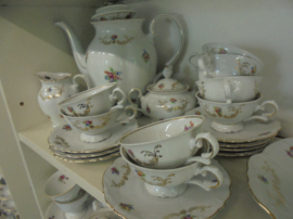 Koffieservies vol bloemboeketjes met oa. roze roosjes en goudlusters