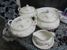 kleinere terrrine MOSA met licht roze roos / bloemboeket / Dekschaal