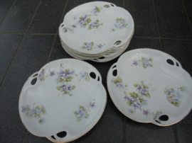 6 Aparte petit four bordjes met paarse bloemetjes en opengewerkte rand
