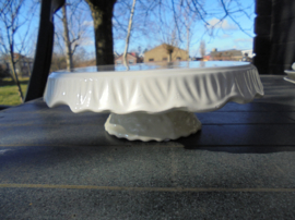 Kleine roomwitte taartplateau met sierlijke rand