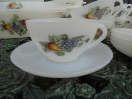Grote kop en schotel Arcopal met fruit afbeelding