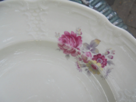 Diep bord MOSA met bloemboeket met roze (pioen) roos en geel bloempje