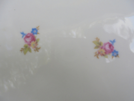 Gebakschaal Epiag met kleine bloemboeketjes met oa. roze roosjes