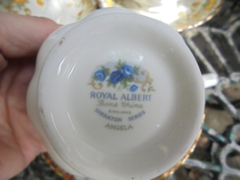 Grote kop en schotel Royal Albert Sheraton series ANGELA met blauwe roosjes