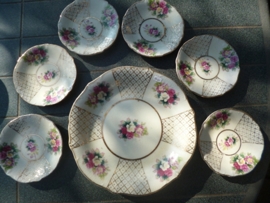 Petit foursetje met roze roosjes/bloemetjes en veel gouddecoratie