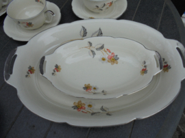 Art Deco Theeservies met gele, zwarte en oranje/rode bloemen