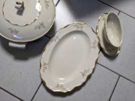 Groot 11/12 persoons Dinerservies Boch met gouden bloemetjes en bies