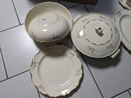 Groot 11/12 persoons Dinerservies Boch met gouden bloemetjes en bies