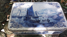 Blauw / Wit Verkade blik met diverse oude (zeil) boten