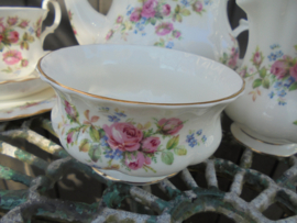 Roomstel Royal Albert Moss Rose met roze roosjes