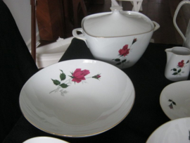 Dinerservies Shirnding met rode roos 12 persoons