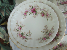 Royal Albert groot pap- of vla kommetje "Lavender Rose" met roze roosjes