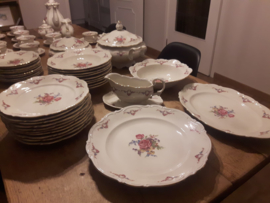 Dinerservies Mitterteich Bavaria met grote bloemboeketten met oa. roze roos