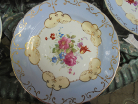 Gebakstel met licht blauwe rand en roze roosjes Old English J. & G.