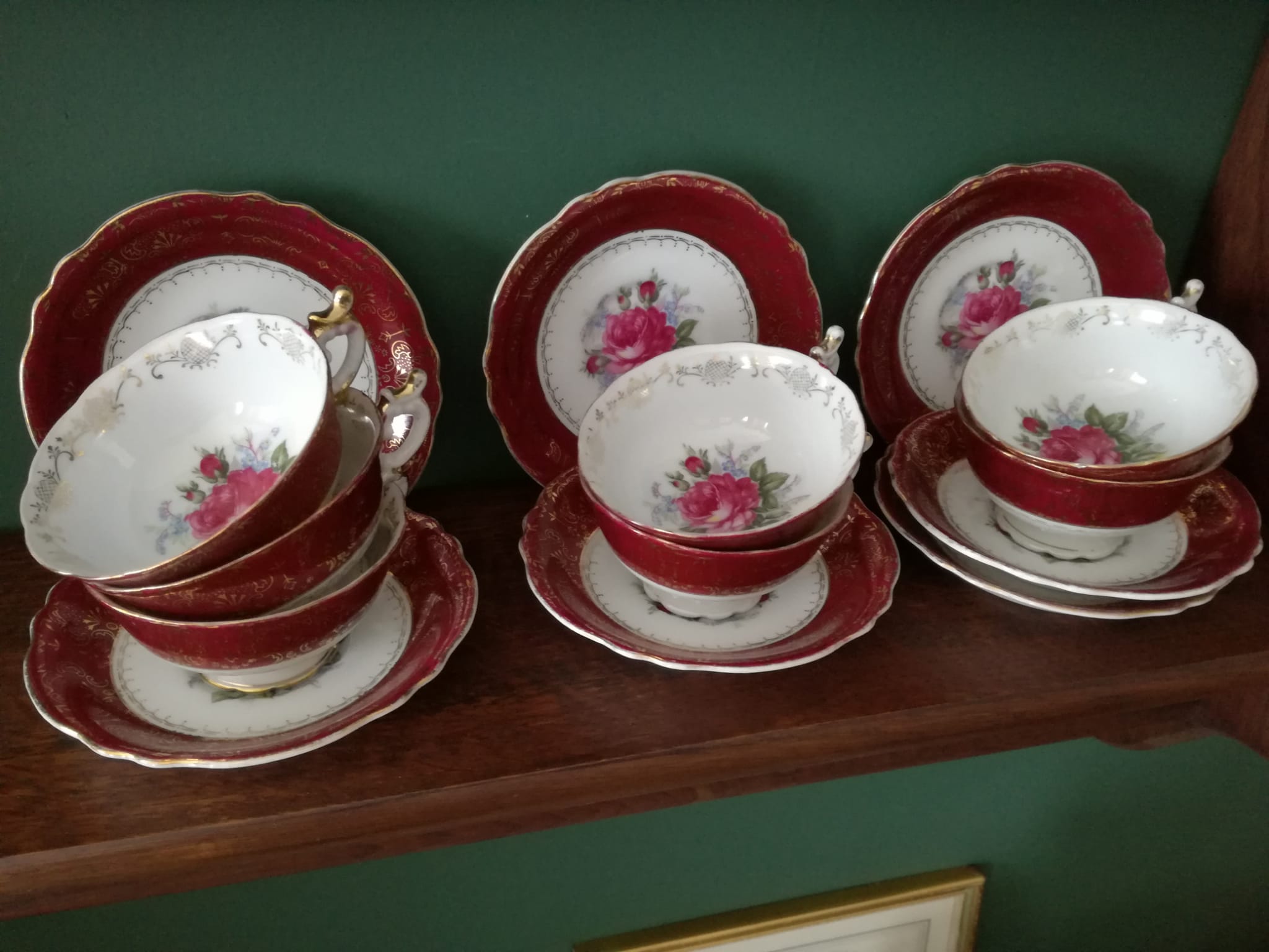 Kop en schotel Bordeaux rood met grote roze pioen roos