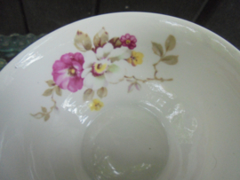 Thee kop en schotel Epiag met roze, witte en gele bloemen